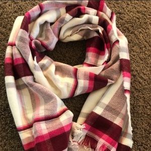 HOLLISTER plaid scarf